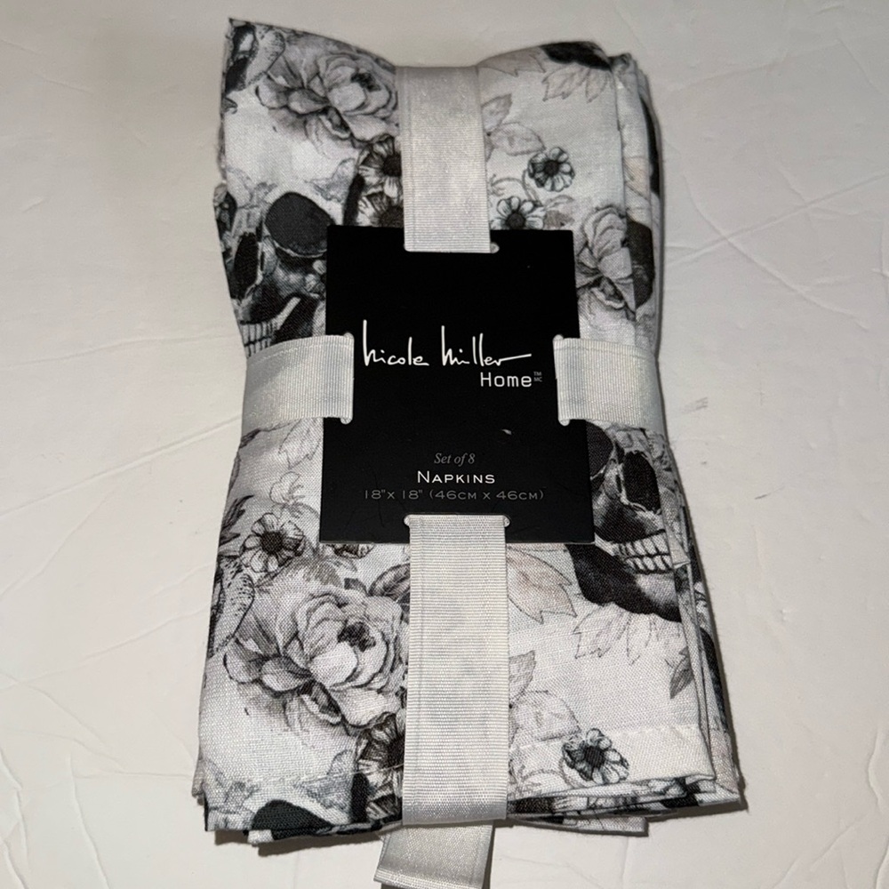 New Nicole Miller Set of 8 Napkins 18x18” Halloween Skulls Floral Black White